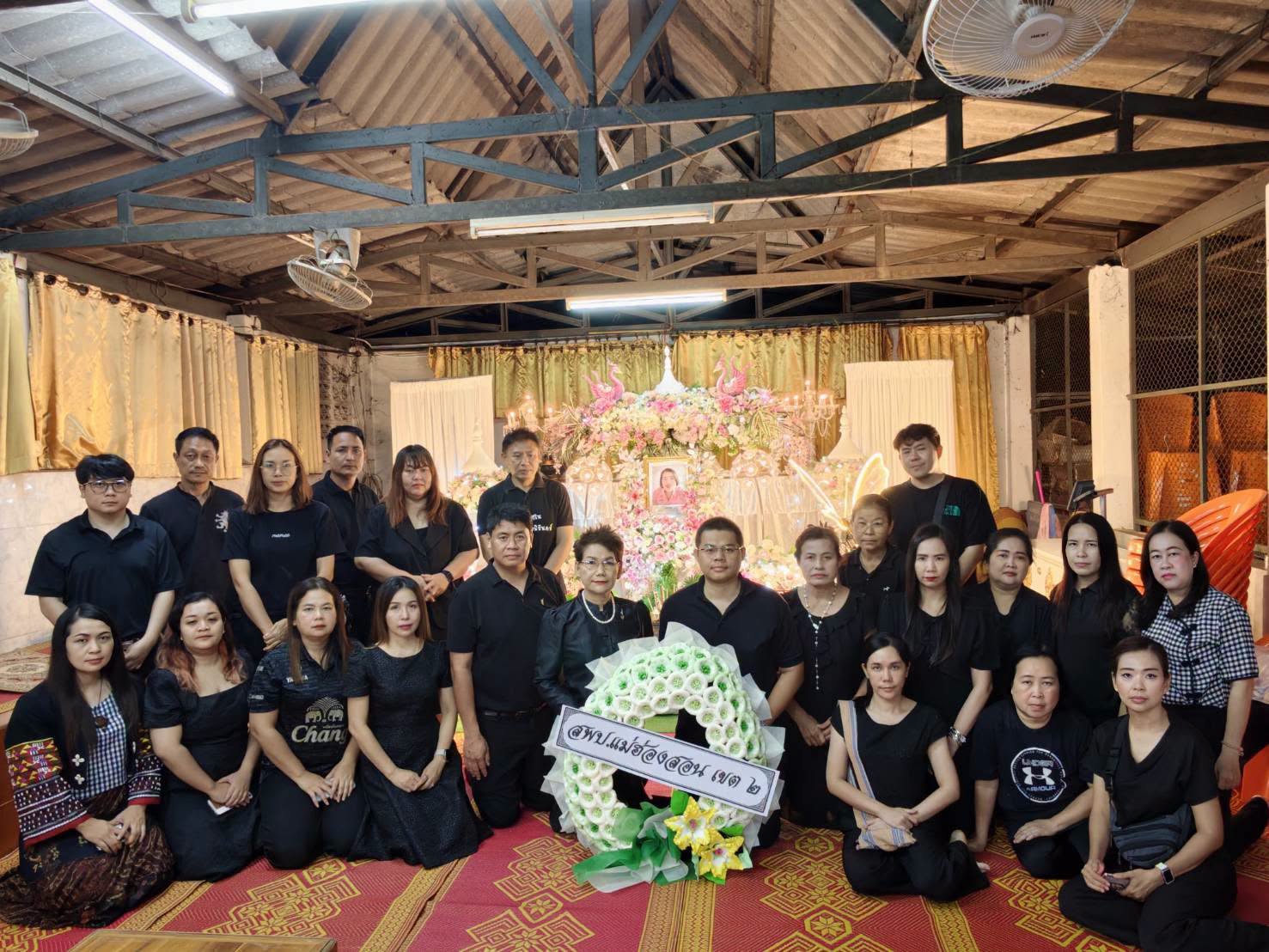 ร่วมงานสวดพระอภิธรรม และวางพวงหรีดเคารพศพ 